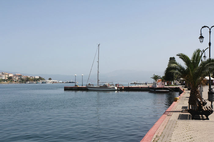 Der var god plads ved kajen i Chalkis på den anden side af den gamle bro. Vi var kun to både og fortøjede derfor langskibs; (den anden var sejlet, da jeg tog billedet).  