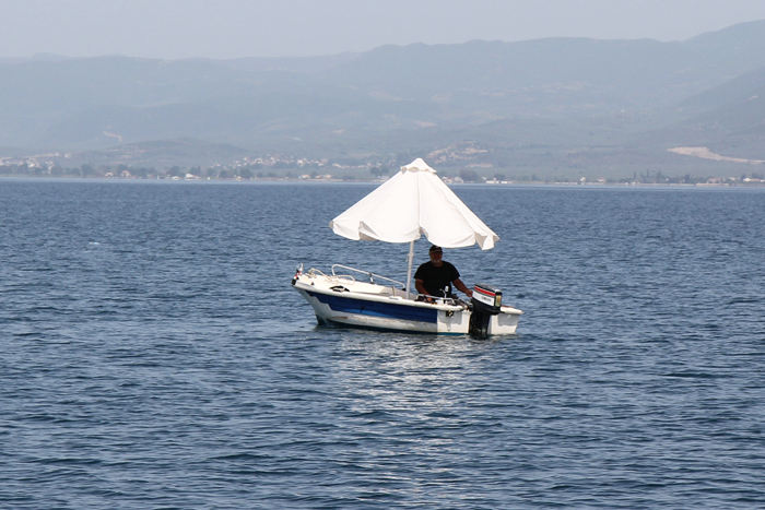 Der er rigtig mange små både, hvorfra der fiskes. Her en med en stor parasol til beskyttelse mod solen.