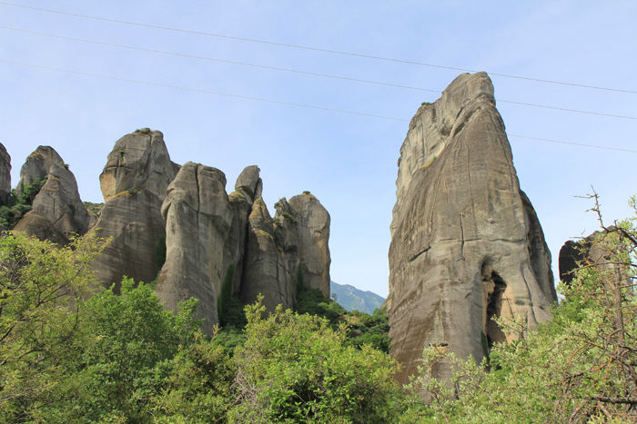 Fra Volos kørte vi ind i landet, ind til Meteora med de fantastiske bjergformationer. Vandet har gennem årtusinder skyllet alt det løse materiale væk, og tilbage står disse flotte søjler. 