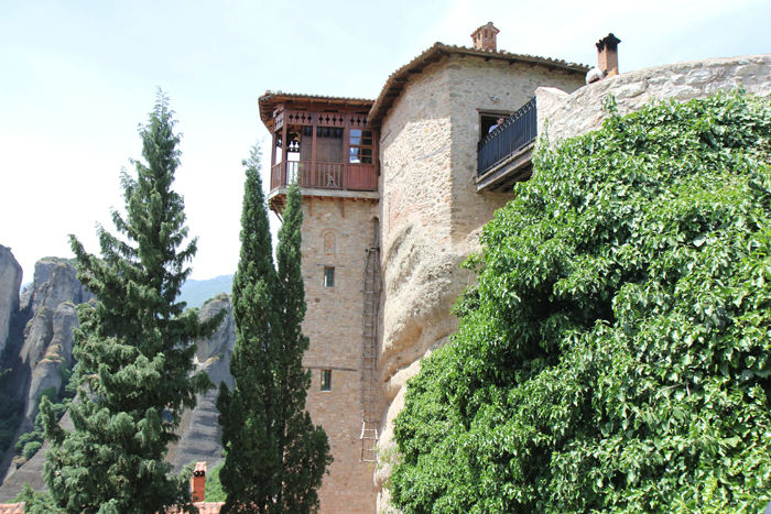 Nonneklosteret Roussanau i Meteora er bygget i 1500-tallet, og indtil 1930 var eneste adgang til klosteret denne rebstige. Klosteret var for unge nonner, forståeligt nok.