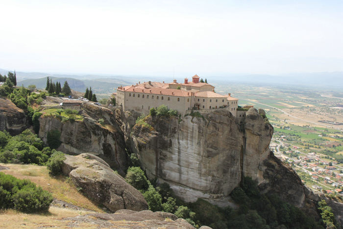 Nonneklosteret Saint Stephen i Meteora. Adgangen er via den lille gangbro over den dybe kløft til venstre for klosteret. Når porten var lukket, var det svært at komme ind.