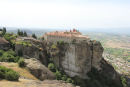 Nonneklosteret Saint Stephen i Meteora. Adgangen er via den lille gangbro over den dybe kløft til venstre for klosteret. Når porten var lukket, var det svært at komme ind.