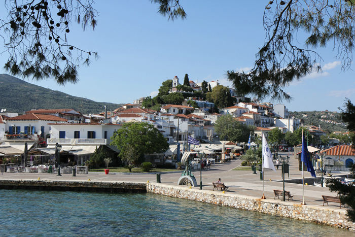 Skiathos by set ude fra halvøen, der ligger mellem den gamle og nye havn. 