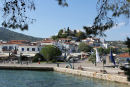 Skiathos by set ude fra halvøen, der ligger mellem den gamle og nye havn. 