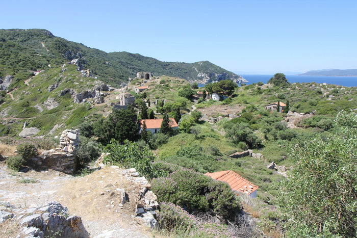 Kastro på Skiathos. Ruinerne af en gammel fæstning. Fæstningen dækker et meget stort område; der har ligget en hel by inden for murene. Porten ind til fæstningen ses øverst til venstre.