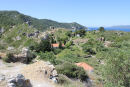 Kastro på Skiathos. Ruinerne af en gammel fæstning. Fæstningen dækker et meget stort område; der har ligget en hel by inden for murene. Porten ind til fæstningen ses øverst til venstre.