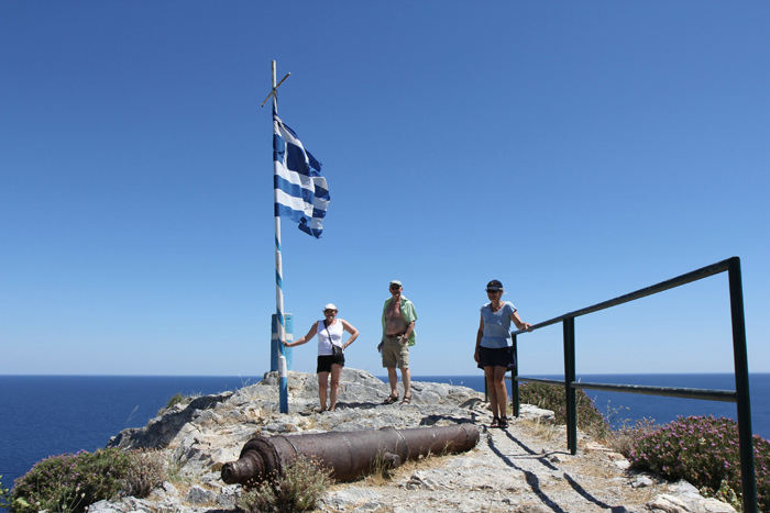 Ulla, Svend Erik og Skipperinden helt ude på den yderste pynt i Kastro på Skiathos, hvor det græske flag var hejst.   