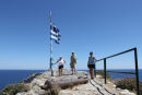 Ulla, Svend Erik og Skipperinden helt ude på den yderste pynt i Kastro på Skiathos, hvor det græske flag var hejst.   