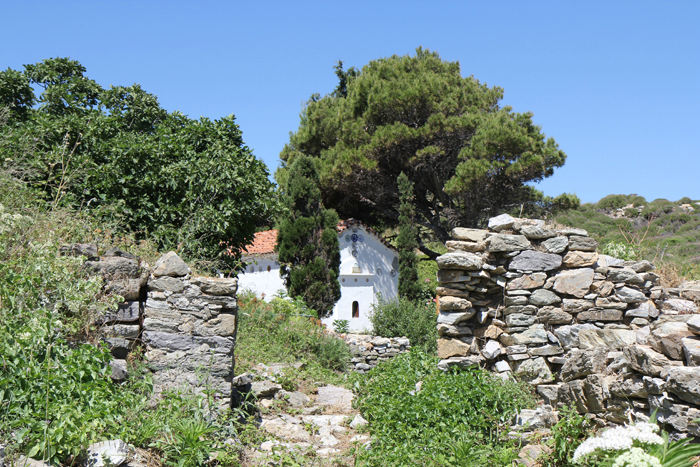 Der har oprindelig været 23 kirker inden for murene i Kastro på Skiathos. Enkelte af dem er endnu i brug. Her ses et glimt af St. Nikolas kirken.