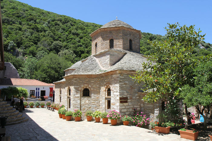 Kirken inde på klosteret Evangelistrias på Skiathos.