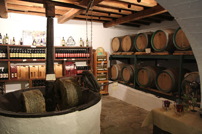 Der har været og er stadig en produktion af vin og olivenolie på Evangelistrias klosteret på Skiathos. Her den gamle olivenmølle, hvor man knuste oliven. Man kunne købe deres produkter.