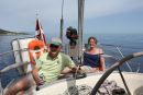 Der var ikke meget vind på turen fra Skiathos til Skopelos. Her nyder vore gæster Svend Erik og Ulla solen på agterdækket af Nausikaa.
