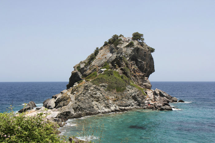 En af turistattraktionerne på Skopelos er kirken ude på den lille klippe, hvor bryllupsscenen i filmen Mamma Mia blev optaget. Den skulle vi også se, og vi klatrede op til den lille kirke.