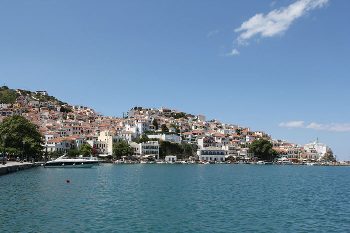 Skopelos by ligger klistret op ad bjergskråningen, en rigtig flot by. Skopelos er en af øerne i Sporaderne. 