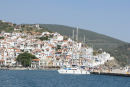 Skopelos by set fra indsejlingen til havnen. En flot by. 