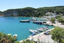 Havnen i Patitiri på Alonissos. En tilsyneladende fin havn, men der viste sig at være meget uroligt på grund af swell. De, der lå for anker ovre på den anden side i havnen, lå meget bedre.