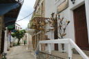 Palio Chorio (Old Town) på Alonissos. Hovedgaden i den gamle by med et flot dekoreret træ. Det var pyntet med tørrede skiver fra en appelsin.