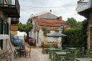 Hovedgaden i Palio Chorio (Old Town) på Alonissos. På grund af hård vind og udsigt til torden, var der ikke meget liv i byen.