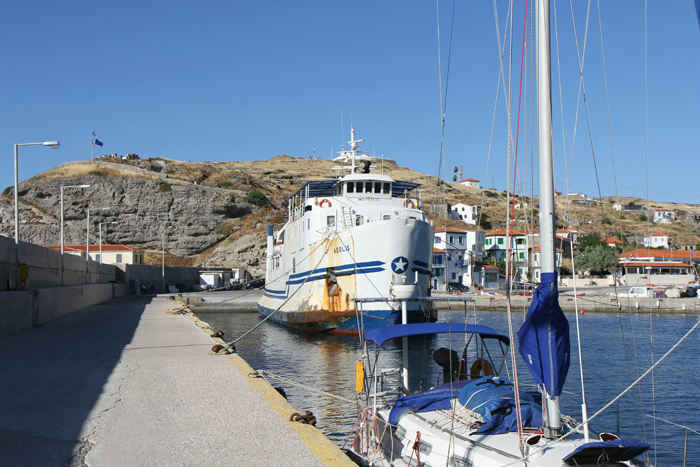 Havnen på Agios Efstratios. Indsejlingen var meget lavvandet, og færgen var ikke god til at bakke, så når den skulle lægge til, blev vi bedt om at sejle uden for havnen og vente, til den var på plads. 