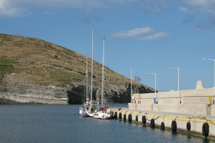 Det eneste sted, hvor der var plads til sejlbåde på Agios Efstratios, var yderst på molen. Der var plads til 4-5 både. Kom der fragtbåde, måtte vi forhale eller sejle uden for havnen og vente.
