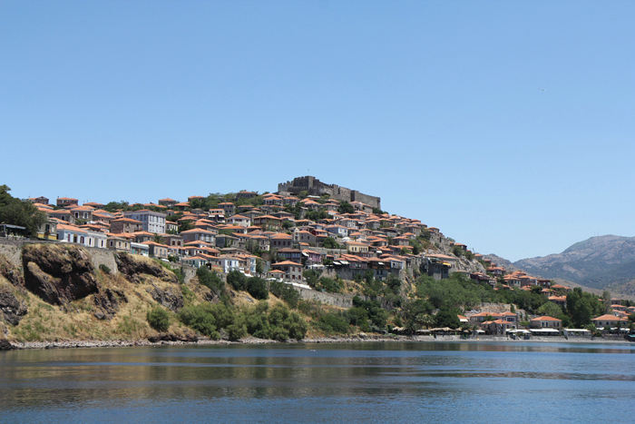 Mithimna på Lesbos, bedre kendt under sit gamle tyrkiske navn Molivos. Byen ligger klistret op ad en bjergskråning. Her et billede af byen set nede fra havnen, hvor vi lå. 