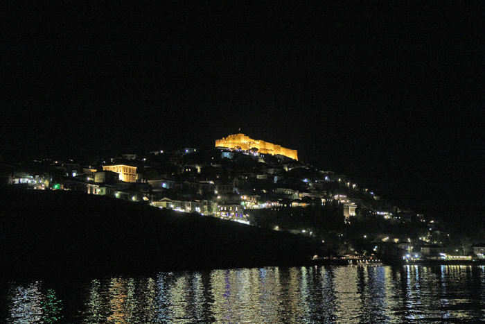Molivos på Lesbos om aftenen/natten set nede fra cockpittet på Nausikka. Borgen på toppen var flot belyst.