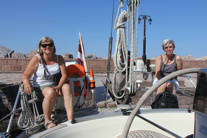 I Molivos på Lesbos fik vi besøg af skipperindens 2 søstre Bodil og Esther, der her nyder solen og varmen dagen efter de ankom.