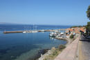 Havnen i Molivos på Lesbos set oppe fra vejen, der fører op til den gamle bydel.