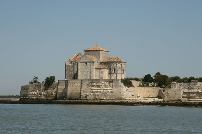 Vi var blevet frarådet at sejle til Bordeaux ad La Gironde, men vi skulle sejle et stykke ind ad floden til Talmout-sur-Gironde med det flotte gamle kloster.