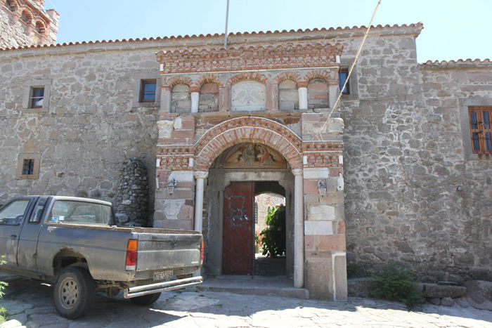 På turen rundt på Lesbos besøgte vi Moni Ipsilou, et stort kloster, der ligger højt oppe på en bjergtop (511 m over havet) med en storslået udsigt. Her porten ind til klosteret.