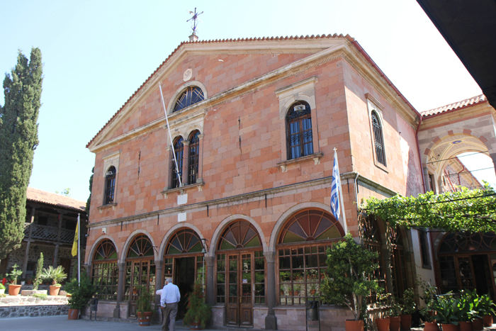 Klosterkirken på klosteret Moni Taxiarchon. Ærkeenglen Michael, som er skytsengel for Lesbos, har til huse her i klosterkirken, som rummer mange sko, sværd og skydevåben. 
