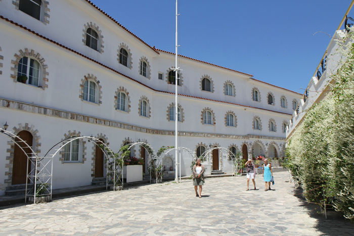 Der står i bogen ’Turen går til Samos & Lesbos…’ at 3000 pilgrimme kan overnatte på Moni Agios Raffail, det er vist en fejl. Der er 30 celler, og der kan ikke være 100 i hver celle.