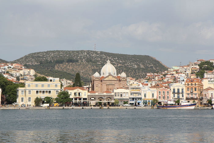 Agios Therapon i Mytilini på Lesbos med kuplen beklædt med sølv. Den ligger lige ned til havnen, hvor vi lå.