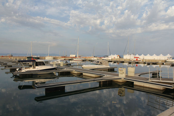 Marinaen i Mytilini på Lesbos havde god plads, der lå godt en håndfuld både. Der er ingen, der vil betale 50-60 € pr. nat, når man kan ligge inde i havnen for 8,98 €. Der var ingen faciliteter.