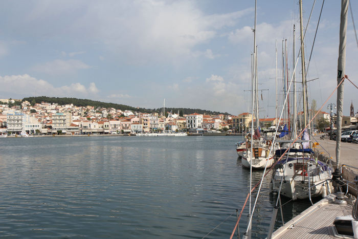Havnen i Mytilini på Lesbos. De lokale både lå langskibs i to lag inde i den kommunale havn, så det har nok også været dyrt for dem at få en plads i marinaen.