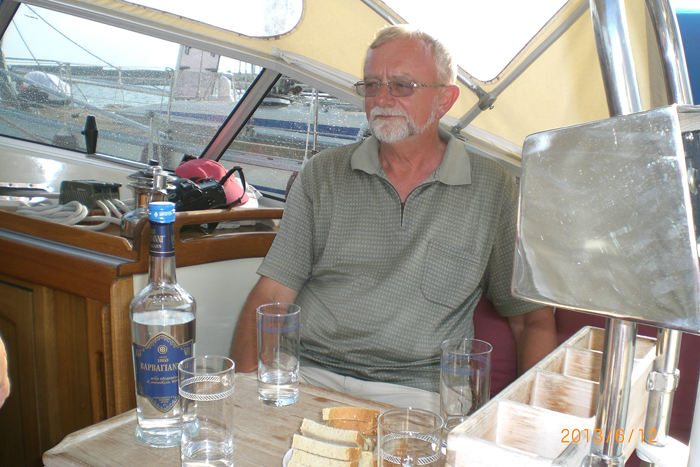 Skipper er ved at gøre klar til prøvesmagning af den nyindkøbte ouzo fra destilleriet Barbayanni i Plomari på Lesbos. (Foto Esther)
