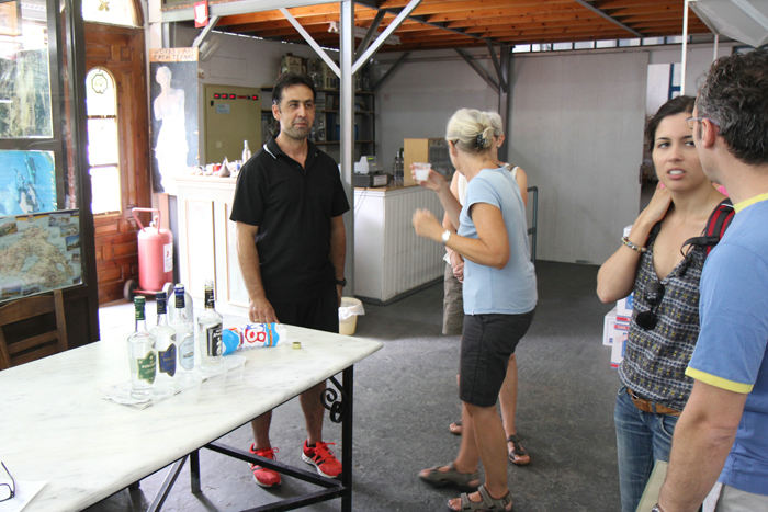 Der var gratis prøvesmagning af ouzo på Barbayanni destilleriet i Plomari. Det var kun skipperinden, der skulle smage; skipper skulle køre, og Bodil og Esther havde ikke lyst….