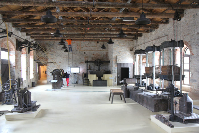 Hallen, hvor man pressede oliven, på olivenpressermuseet i Papados på Lesbos. Alle maskiner er forbundet med remskiver og skulle være fuldt funktionsdygtige.
