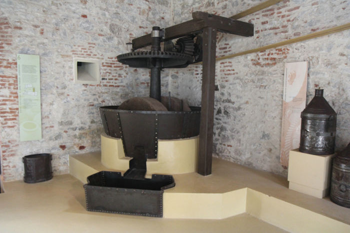 En af møllerne, hvor man malede/knuste oliven, på olivenpressermuseet i Papados på Lesbos.