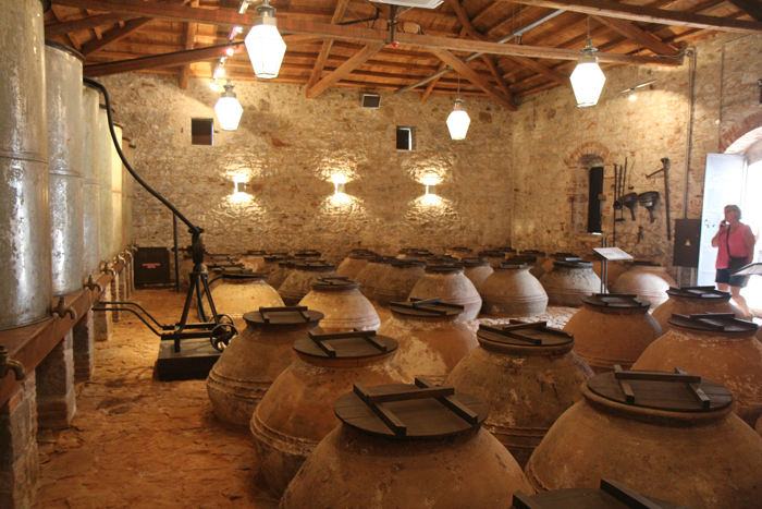 En af hallerne på Olivenpressermuseet i Papados på Lesbos, hvor man opbevarede olivenolien, efter den var blevet presset. 