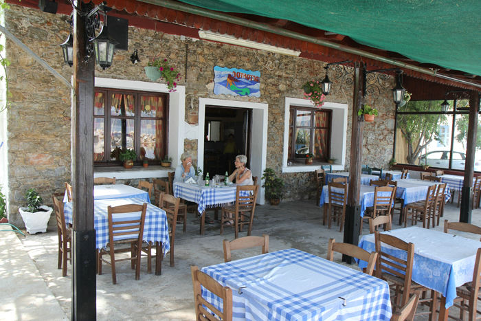 En af de hyggelige taverner på Lesbos, hvor vi spiste frokost på vor tur rundt. Tavernen lå lige ud til Geras Gulf.