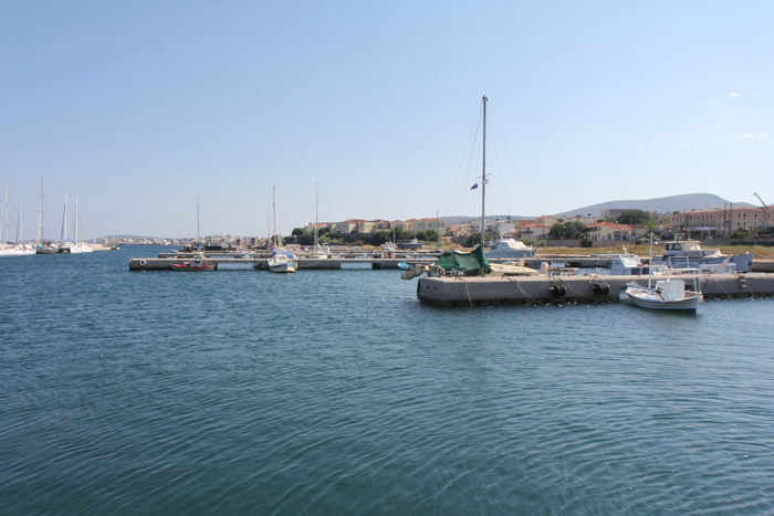 Chios Marina. Broerne er etableret og benyttes af små lokale joller; de har lagt mooringlines ud, så det er svært for andre at benytte broerne. Der er stor risiko for at fange en line med ankeret.  
