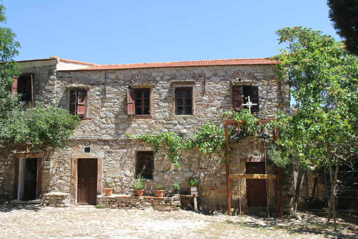 Klosteret Nea Moni på Chios. I 1950’erne døde den sidste munk, og klosteret blev overtaget af nonner. Den enlige nonne med sutsko er i dag den sidste. 