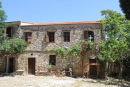 Klosteret Nea Moni på Chios. I 1950’erne døde den sidste munk, og klosteret blev overtaget af nonner. Den enlige nonne med sutsko er i dag den sidste. 