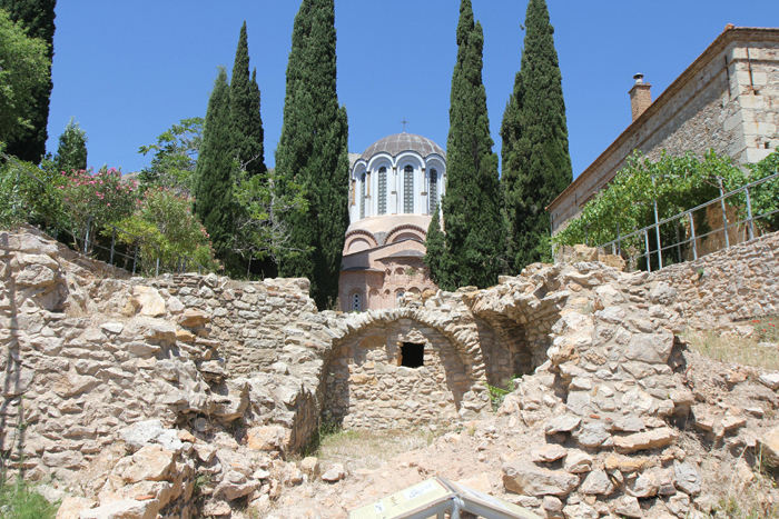 Nea Moni klosteret på Chios er fra 1100-tallet, men er i flere omgange blevet ødelagt af jordskælv og kun en lille del er genopbygget. I baggrunden ses kirken.