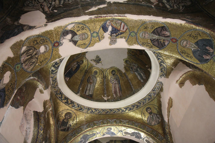 Guldmosaikkerne i Nea Moni klosterkirke. Kirken er blevet ødelagt af flere jordskælv gennem tiden, og det ses tydeligt på mosaikkerne; men flot var det.  