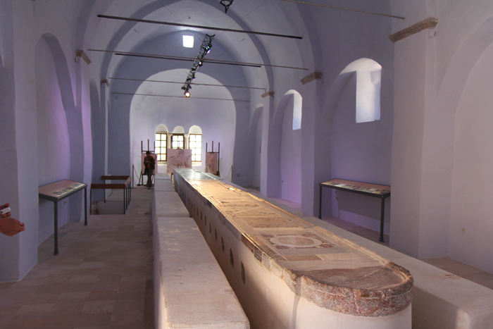 Spisesalen på klosteret Nea Moni på Chios er for nylig blevet restaureret. Hullerne i muren under bordet var til opbevaring af munkenes/nonnernes bestik.
