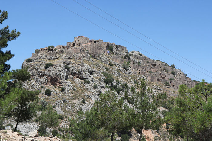Spøgelsesbyen Anavatos på Chios ligger på en 400 meter høj klippe, og de brune kampestenshuse falder næsten i et med klipperne. Byen er fra 1400-tallet.