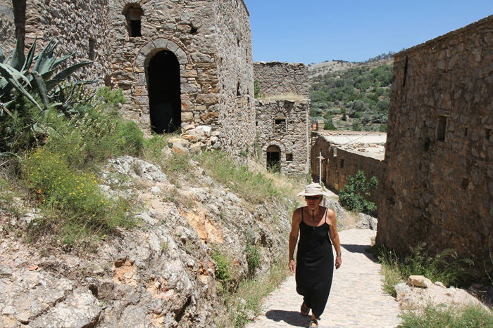 Skipperinden på vej op til Anavatos på Chios. Byen blev forladt i 1822, hvor tyrkerne angreb byen. Flere hundrede mennesker kastede sig ud fra klipperne for at undgå tyrkisk fangenskab.