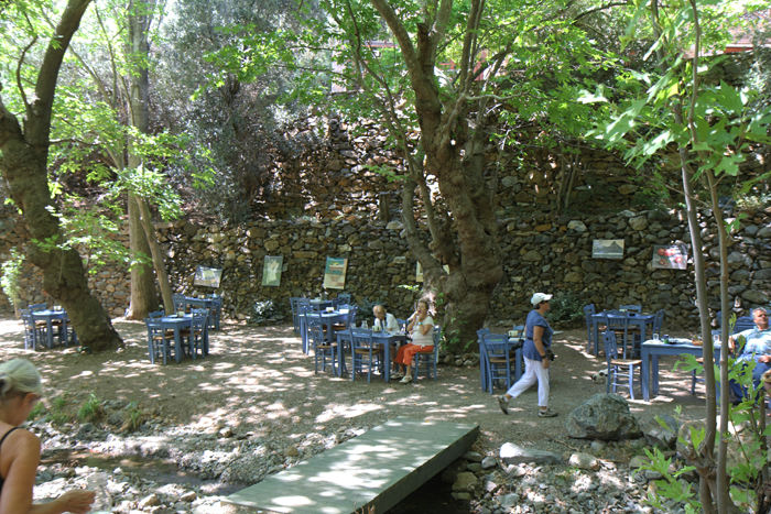 Uden for hulerne i Agia Gala på Chios var der indrettet en udendørs restaurant. Det så meget primitivt ud, men de havde et imponerende menukort.